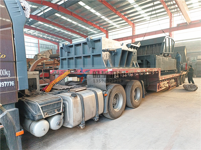 1800型<a href='http://www.qlnddj.cn' target='_blank'><span>鋁合金破碎機</span></a>設(shè)備裝車發(fā)貨
